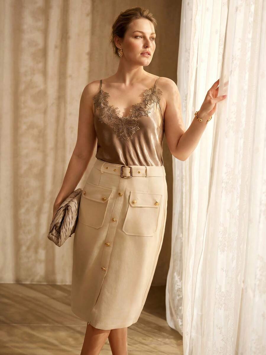 Regata feminina  Moka Claro  Plus Size, toque de seda com renda floral no decote V - Boutique do Encanto