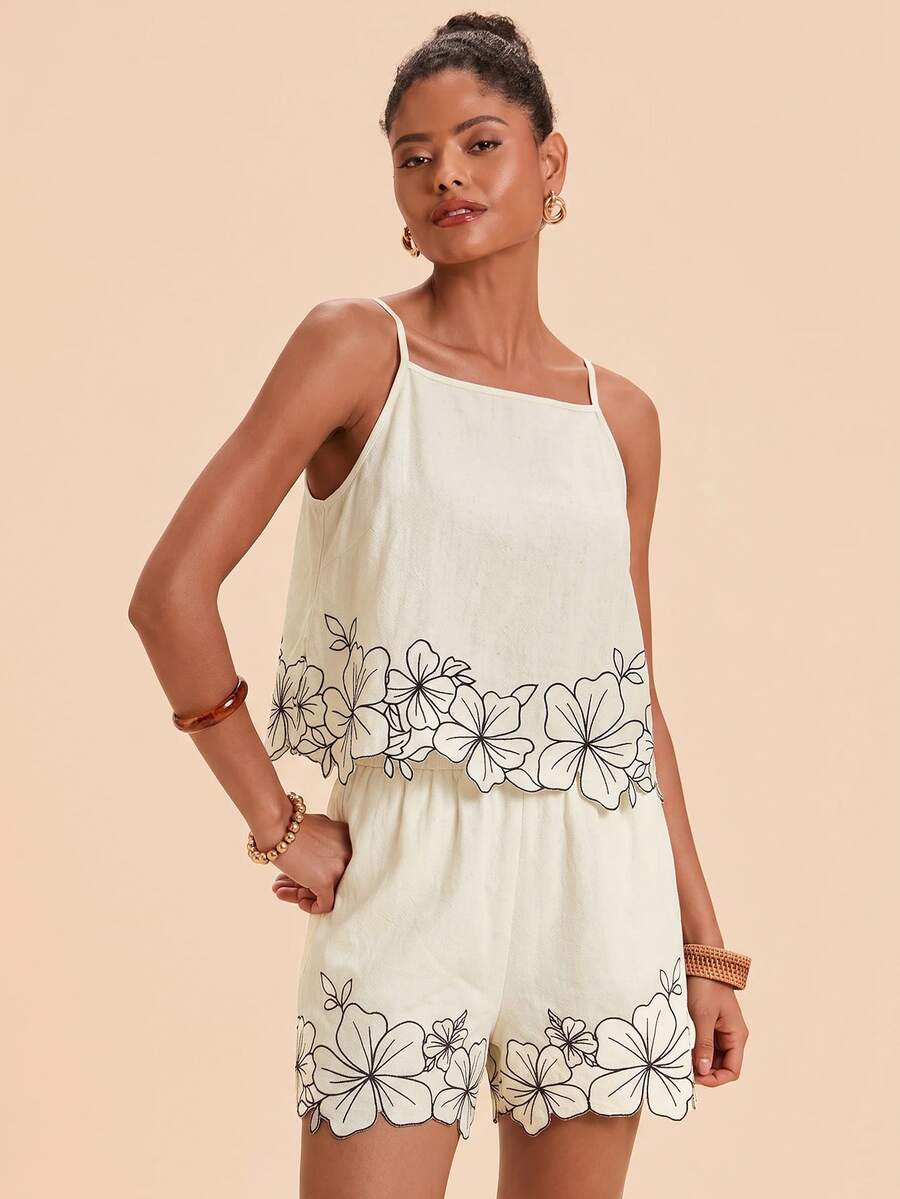 Regata feminina branca com detalhe floral vazado na barra