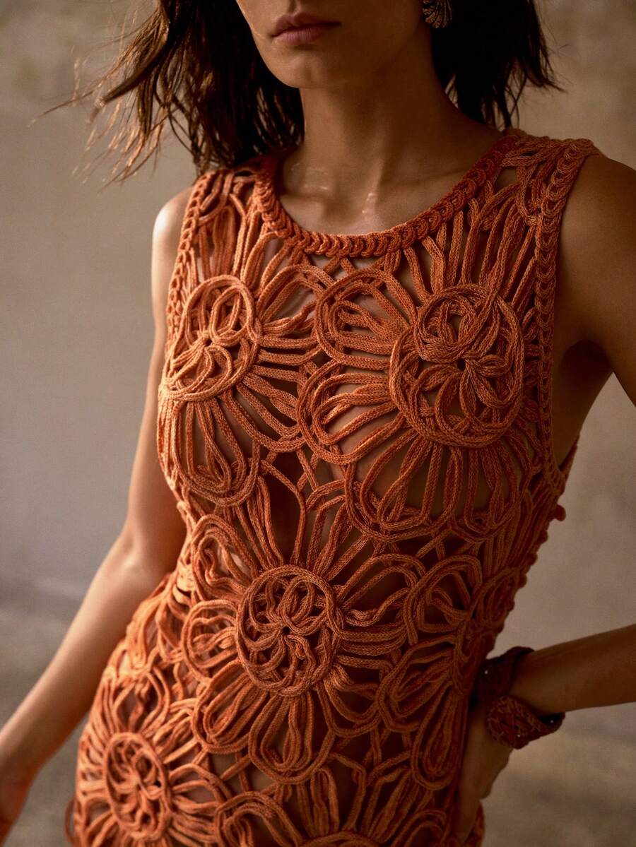Saída de praia feminina em tricô vazado floral tijolo – Boutique do Encanto