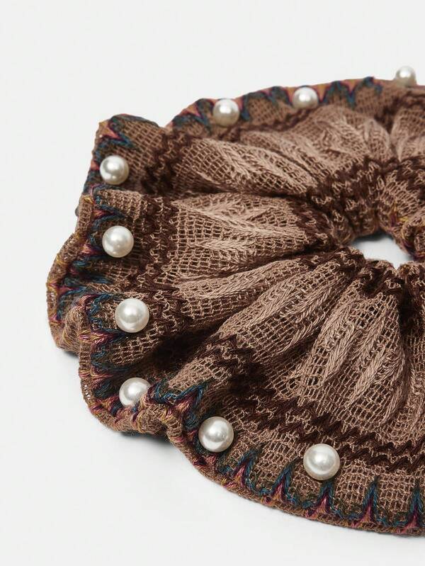 Scrunchie Premium em Crochê Bordada com Perolas - Boho - Coleção Glam - Boutique do Encanto 