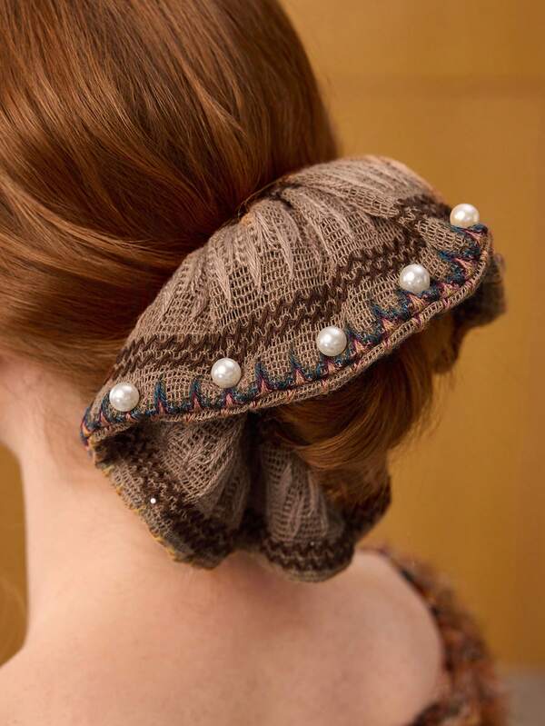 Scrunchie Premium em Crochê Bordada com Perolas - Boho - Coleção Glam - Boutique do Encanto 