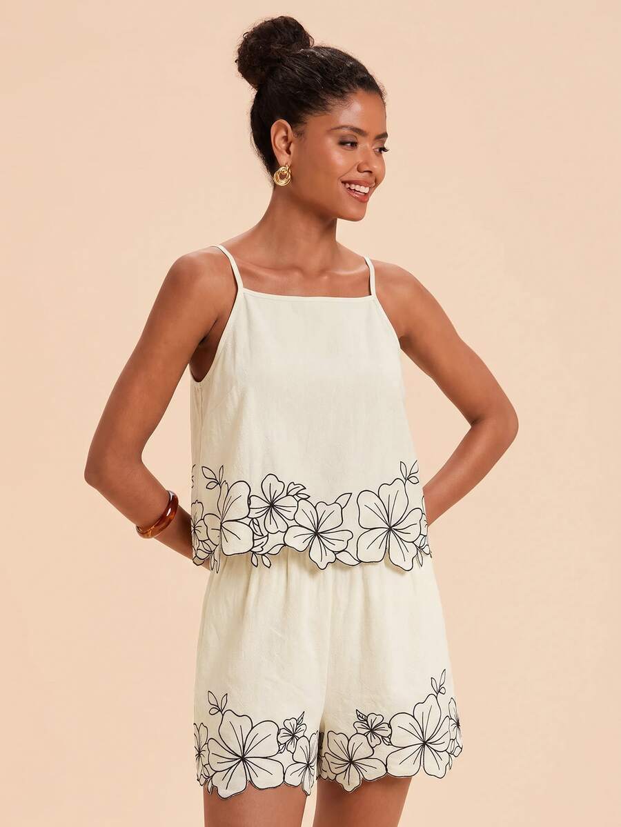 Shorts feminino branco com bordado floral vazado na barra