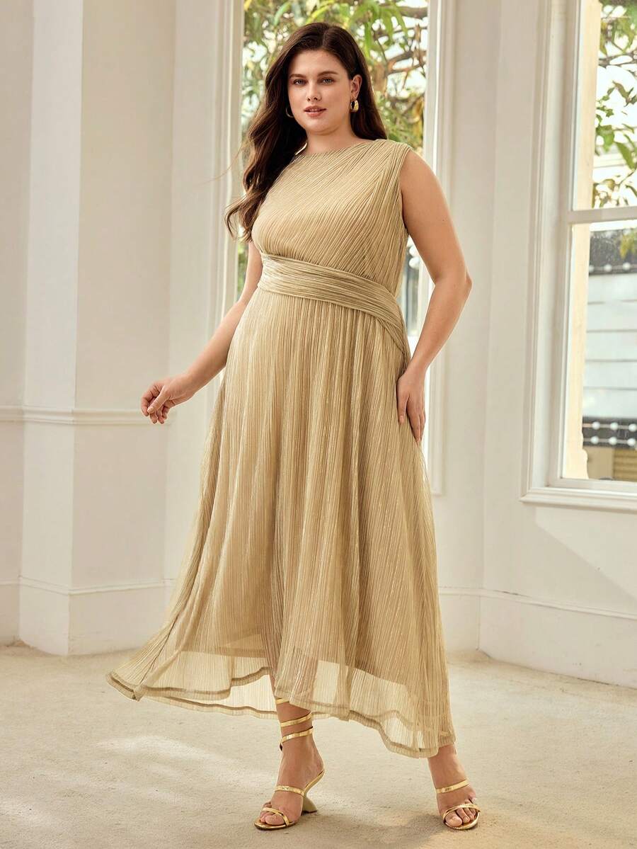 Vestido Dourado Areia Plus Size com saia fluida plissada e comprimento midi.