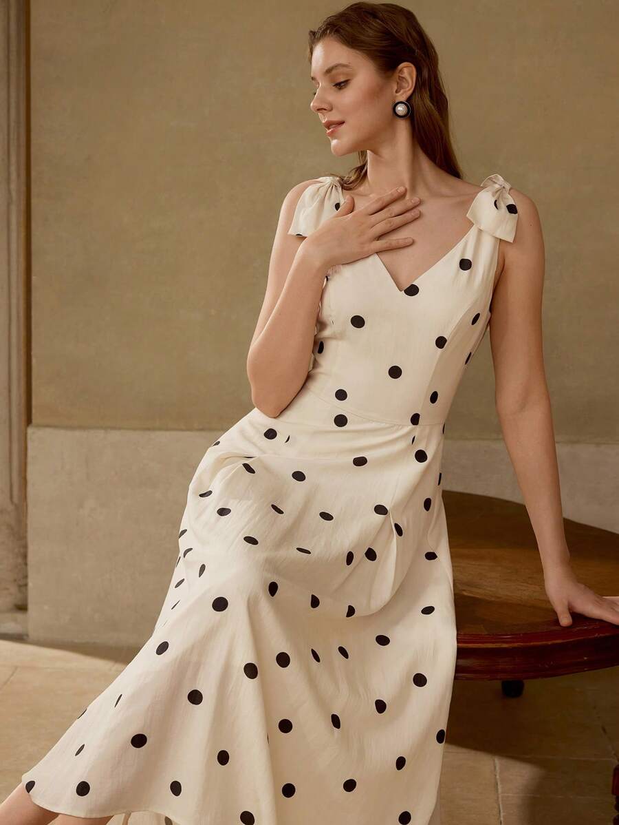 Vestido de poá feminino sem mangas com laços estruturados nas alças.