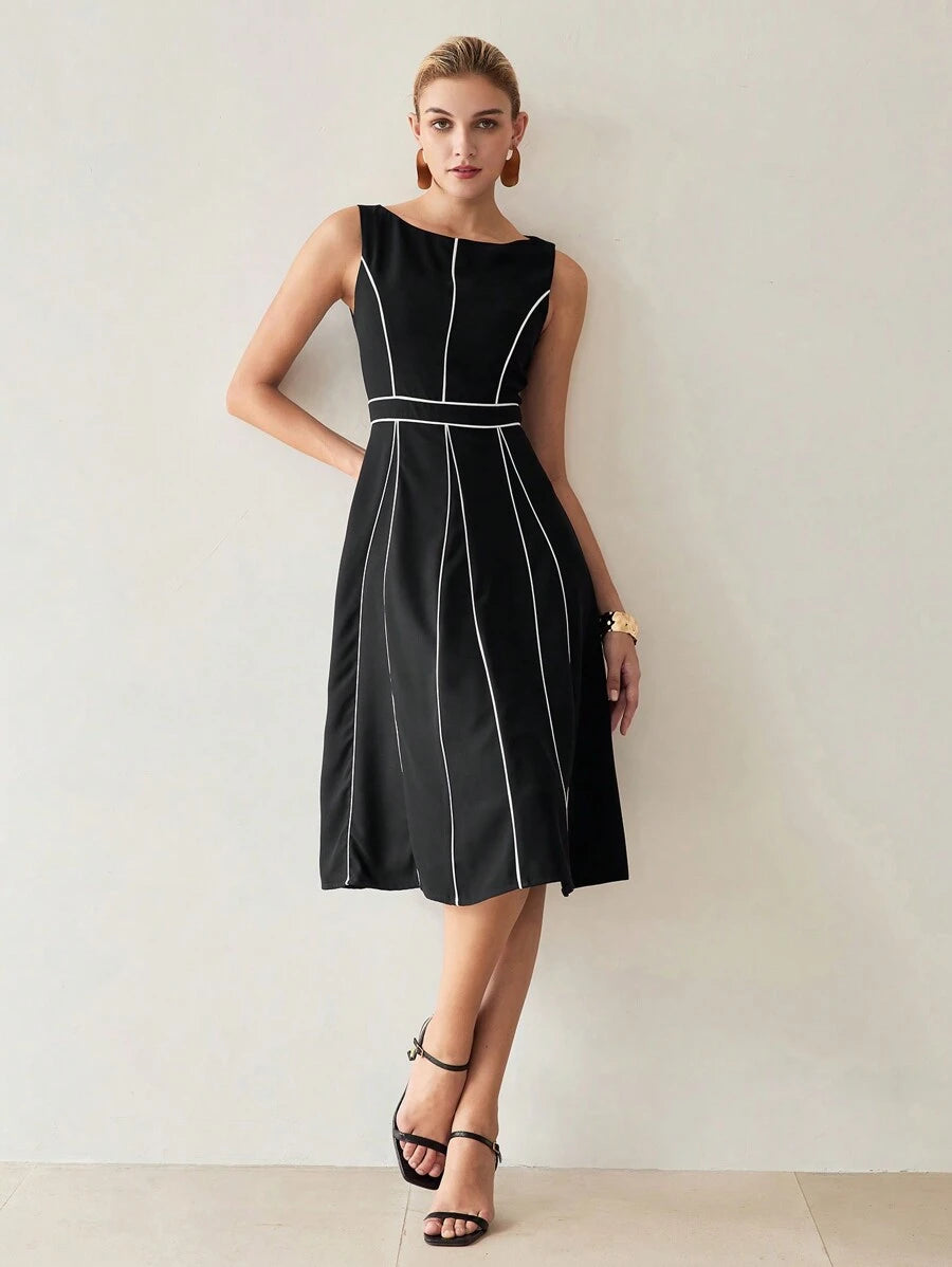 Vestido elegante preto sem mangas com linhas verticais e cintura marcada