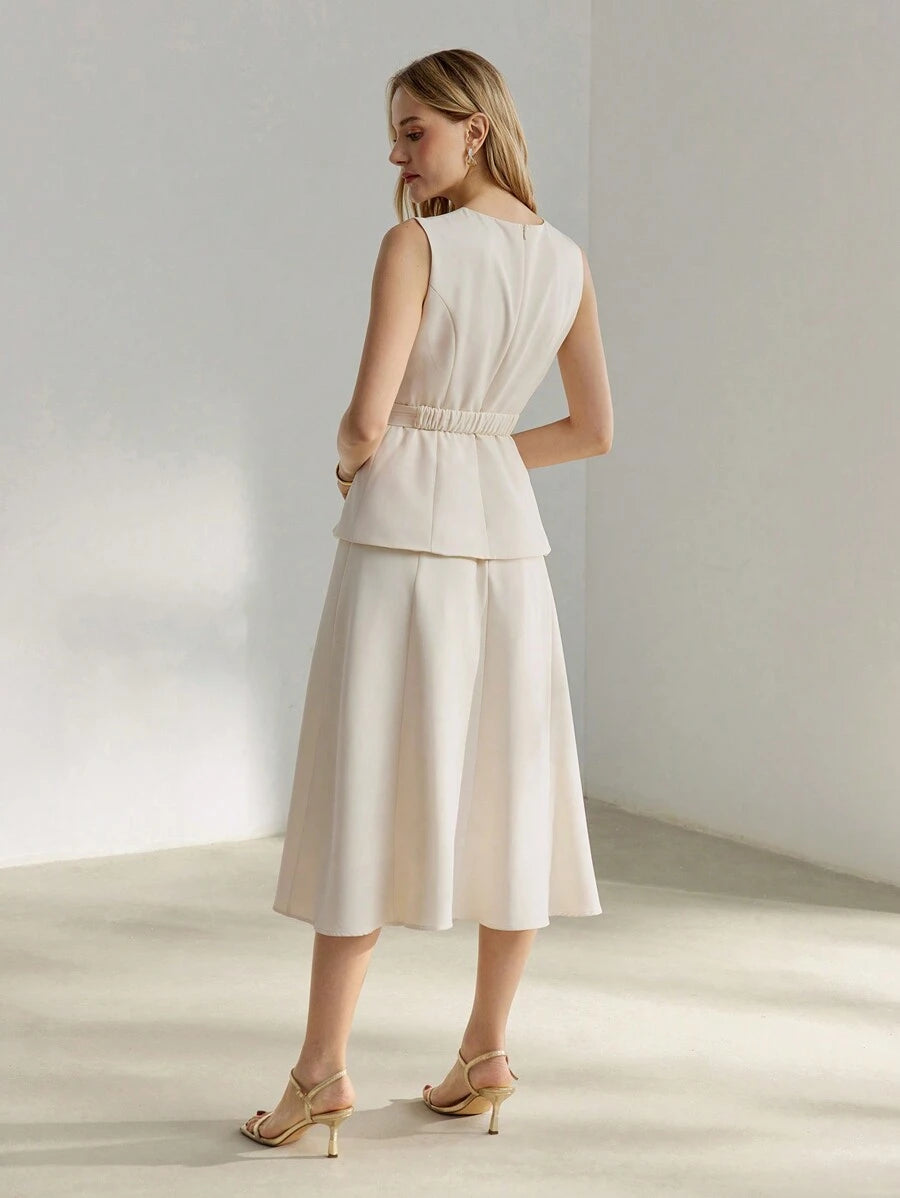 Vestido feminino Off White com efeito visual de conjunto e saia Em A