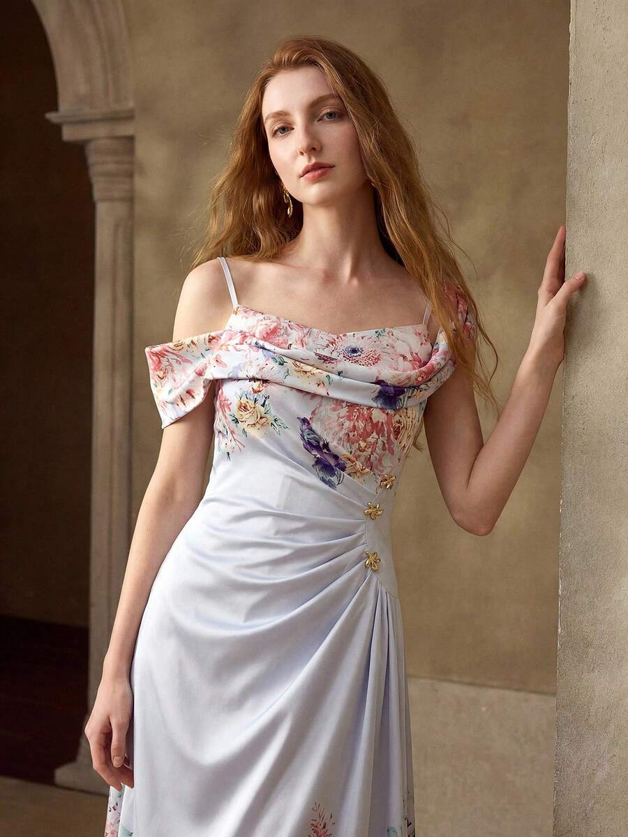 Vestido feminino Off White com estampa floral delicada em tons pastel no colo e na saia.