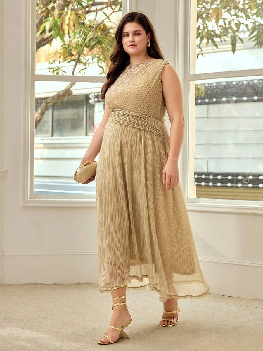 Vestido feminino Plus Size para festa com fios metalizados e cintura marcada.