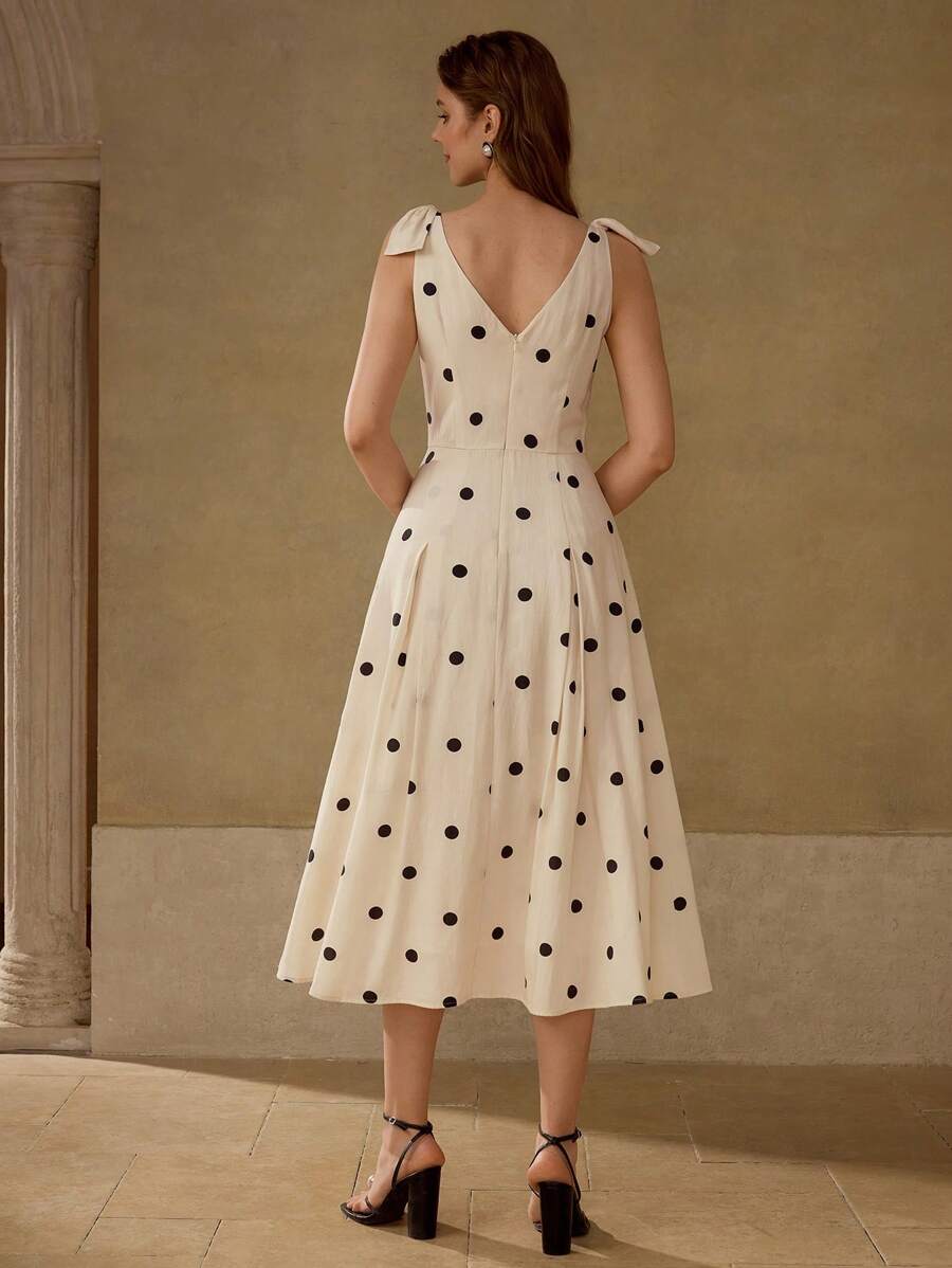 Vestido feminino Primavera Verão com estampa clássica de poá e saia fluida.