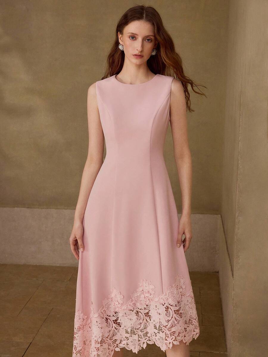 Vestido feminino Rosa Chá com saia fluida e acabamento de renda floral.