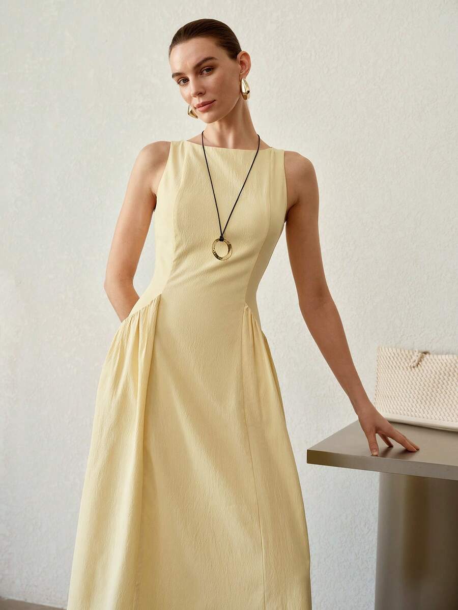 Vestido feminino amarelo claro midi com decote redondo