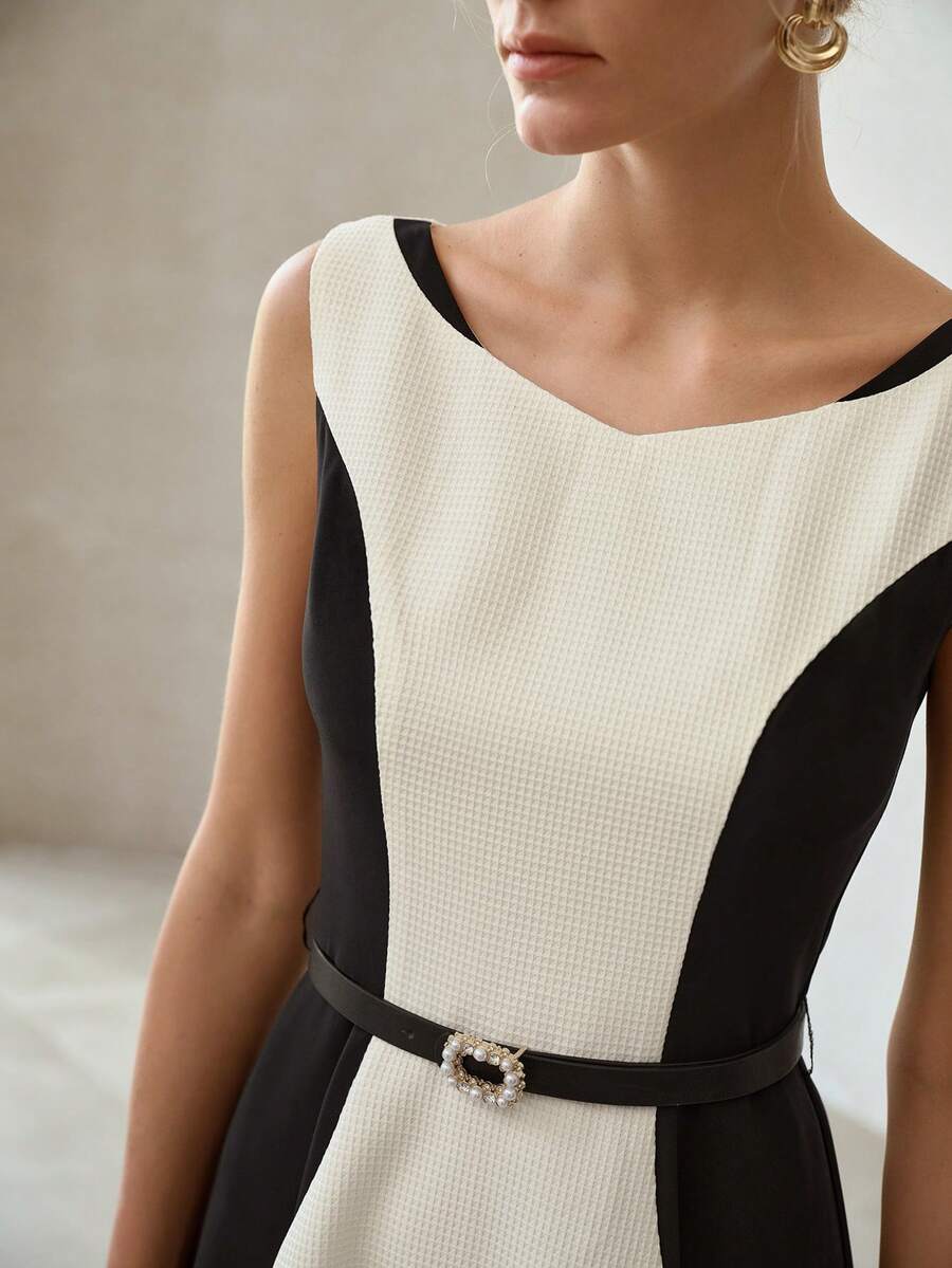 Vestido feminino bicolor com cintura alta e saia evasê