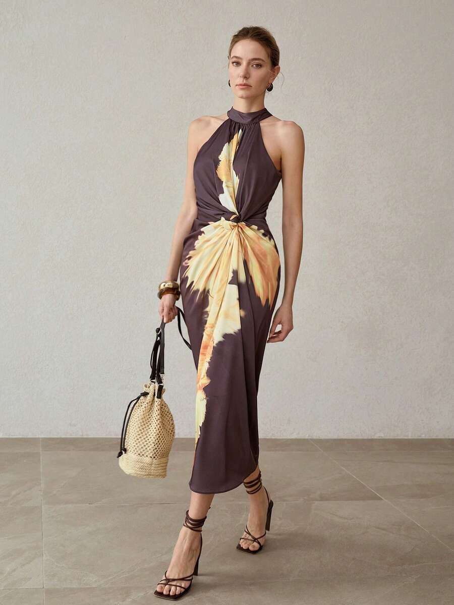 Vestido feminino castanho ajustado com detalhe torcido na cintura

