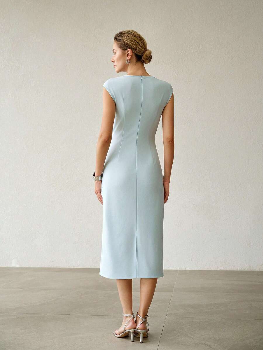 Vestido feminino elegante azul claro com cintura alta e saia lápis