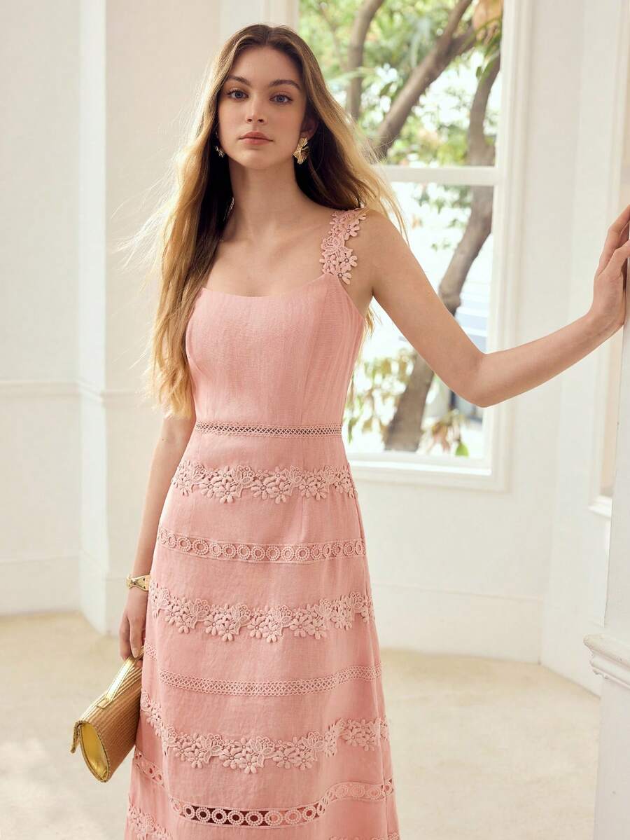 Vestido feminino longo rosa com alças e detalhes em renda floral