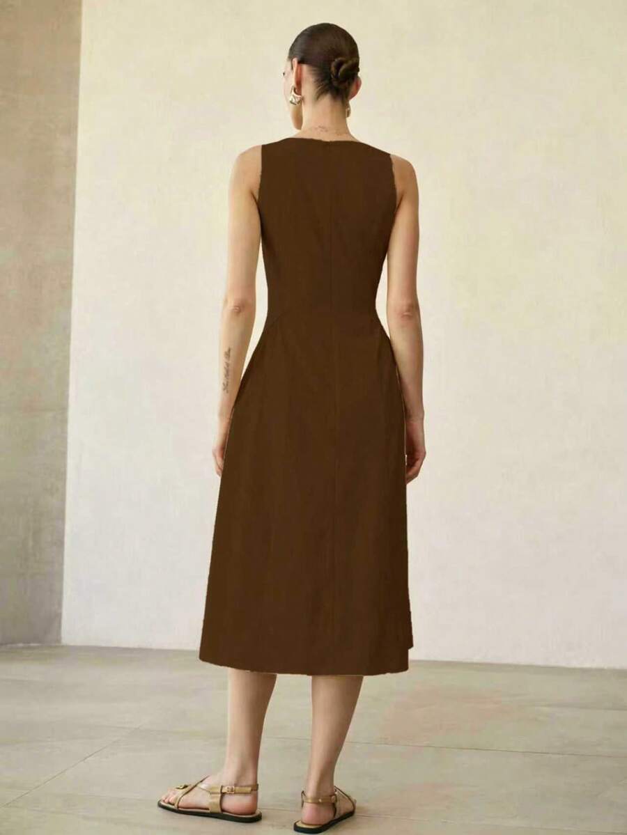 Vestido feminino midi castanho sem mangas com saia em A