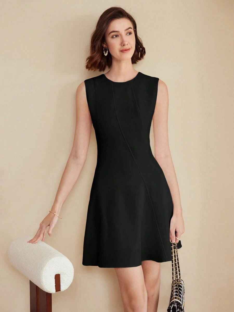 Vestido feminino preto curto com recortes verticais e cintura marcada