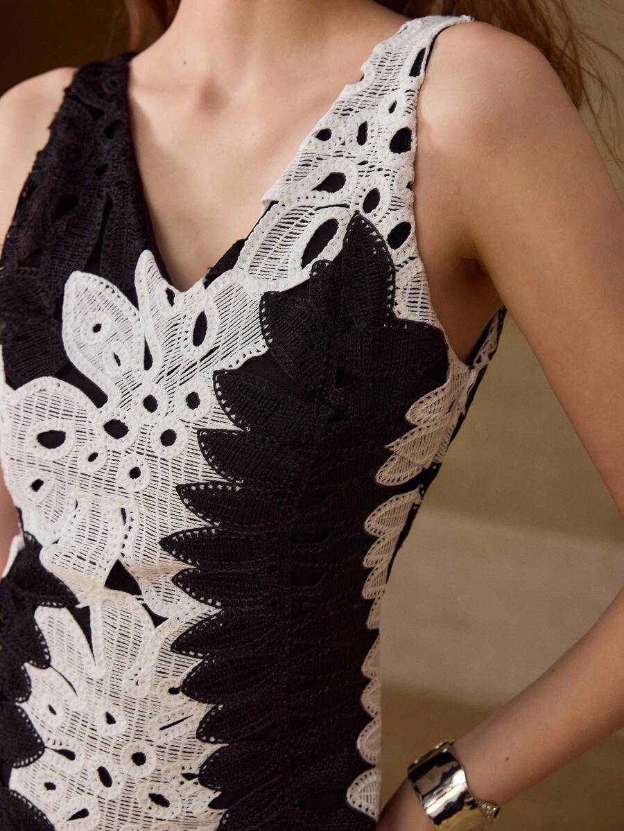 Vestido feminino preto e branco com aplicação de renda guipir recortada