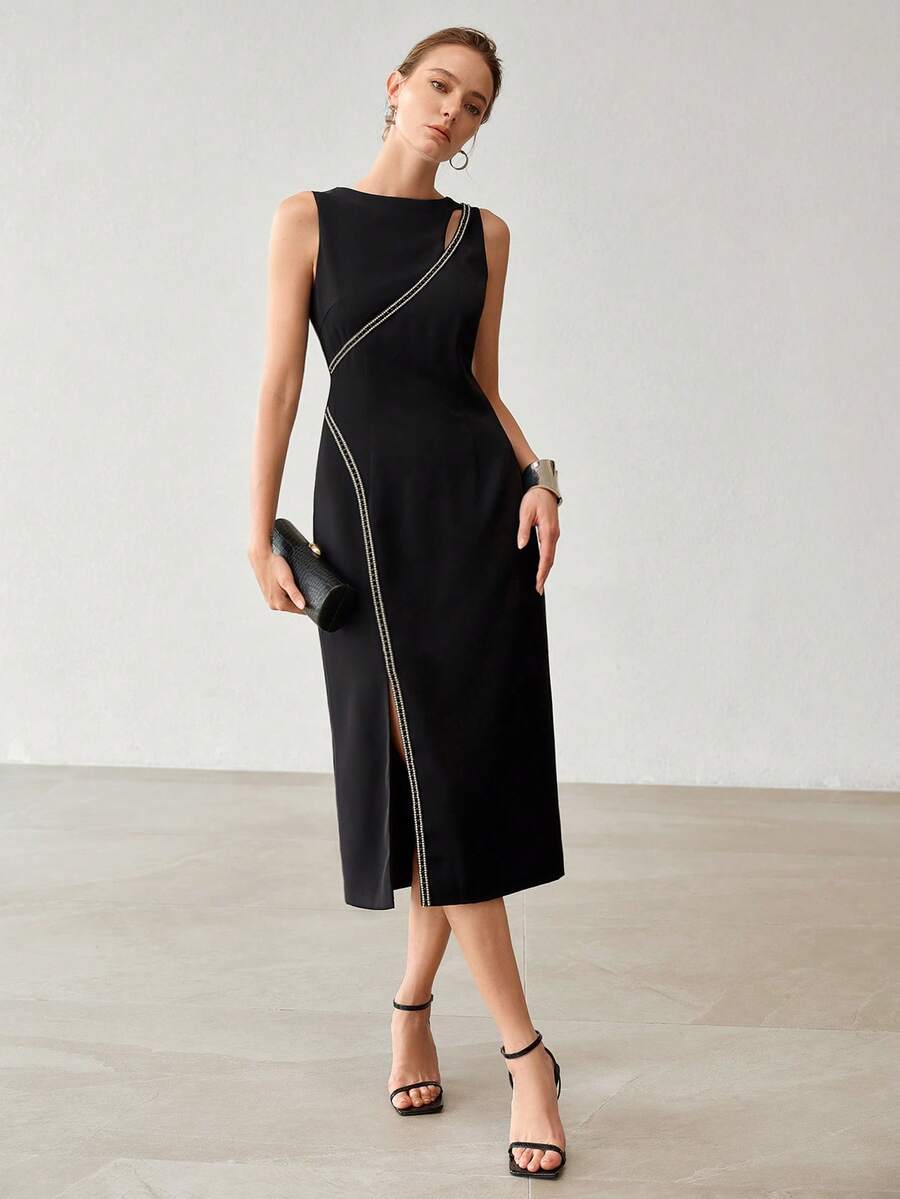 Vestido feminino preto midi visto de costas com modelagem ajustada