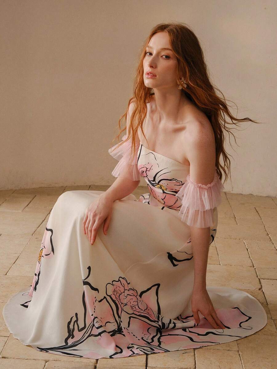Vestido floral ombro a ombro visto de costas com saia longa ampla e estampa rosa