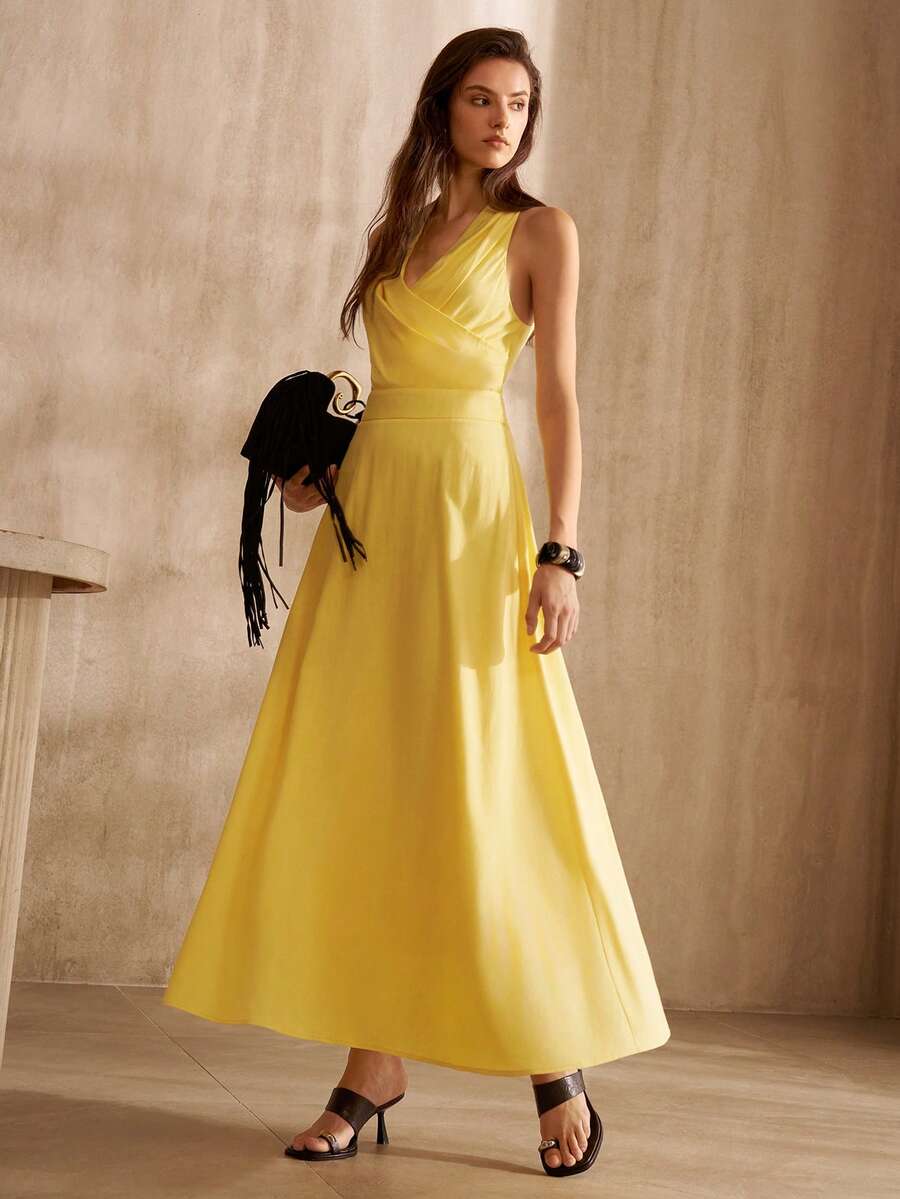 Vestido longo amarelo feminino com modelagem em A