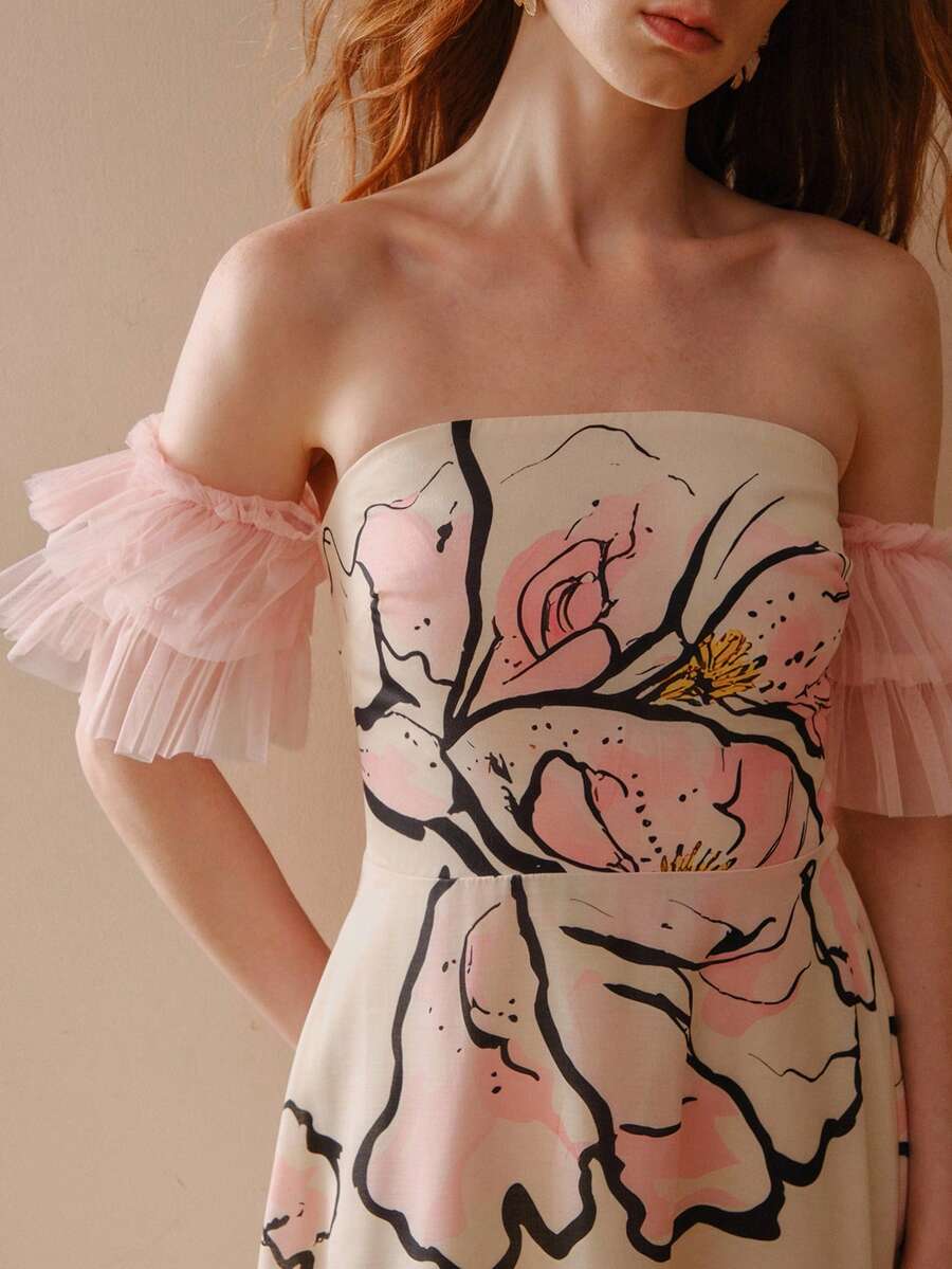 Vestido longo creme com grandes flores rosadas e tule franzido nos braços