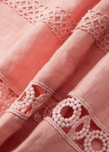 Vestido longo rosa elegante com barra trabalhada em renda