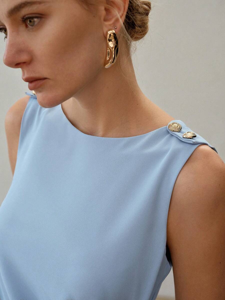 Vestido midi Azul Claro com botões dourados nos ombros e cintura marcada