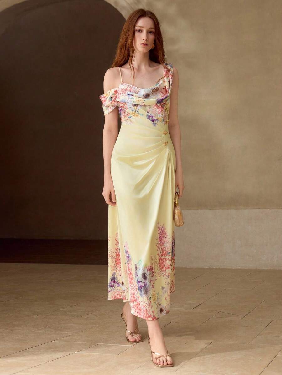 Vestido midi Baunilha Pastel com pregas laterais e pequenas aplicações decorativas na cintura.