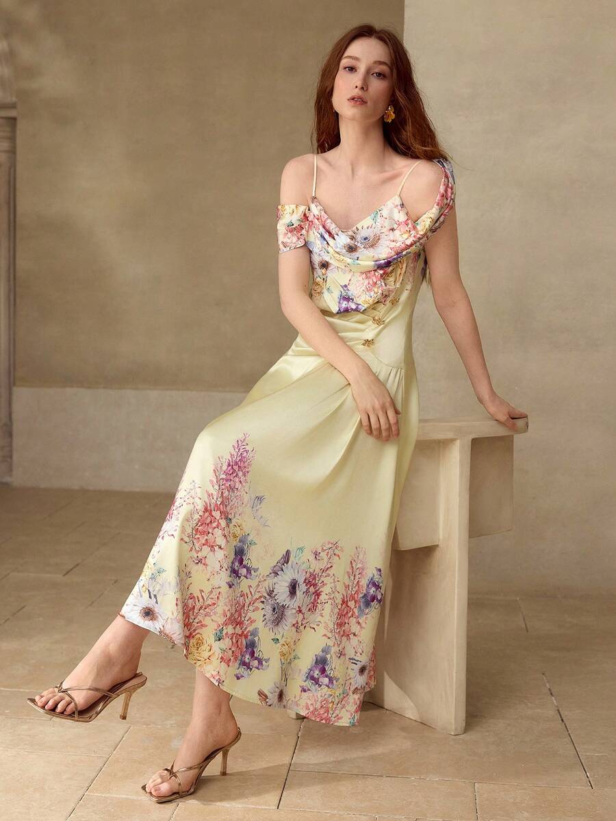Vestido midi Baunilha Pastel com pregas laterais e pequenas aplicações decorativas na cintura.