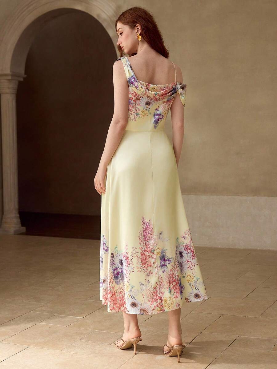 Vestido midi Baunilha Pastel com pregas laterais e pequenas aplicações decorativas na cintura. 