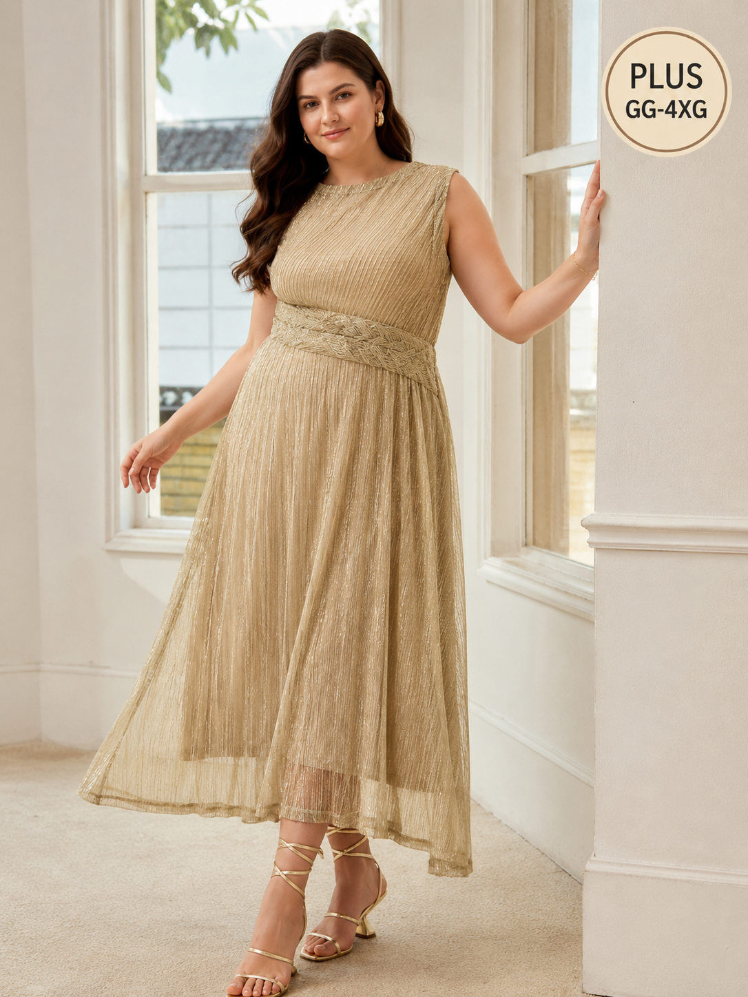 Vestido midi Plus Size Dourado Areia com saia plissada e fios metalizados.