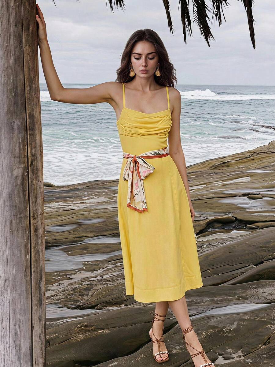 Vestido midi amarelo com lenço floral estampado na cintura