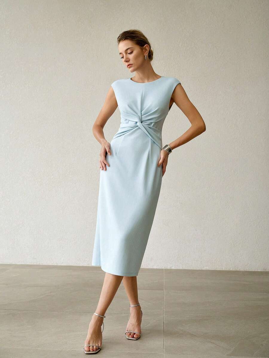 Vestido midi azul claro visto de costas com fechamento em zíper