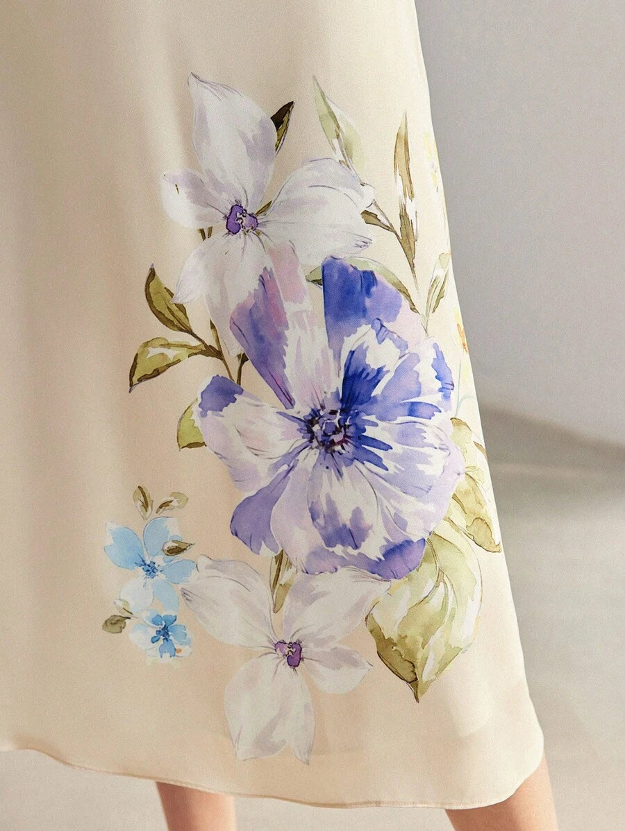 Vestido midi com estampa floral aquarelada localizada na saia