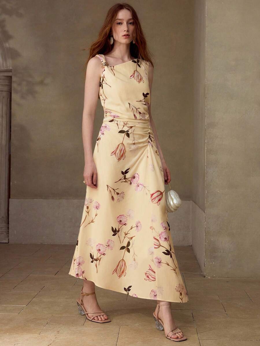 Vestido midi com flores em tons rosa, terracota e verde sobre fundo Champagne