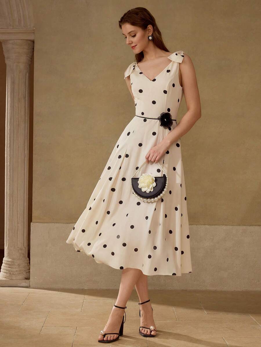 Vestido midi feminino Creme & Preto com estampa de poá e laços nos ombros.