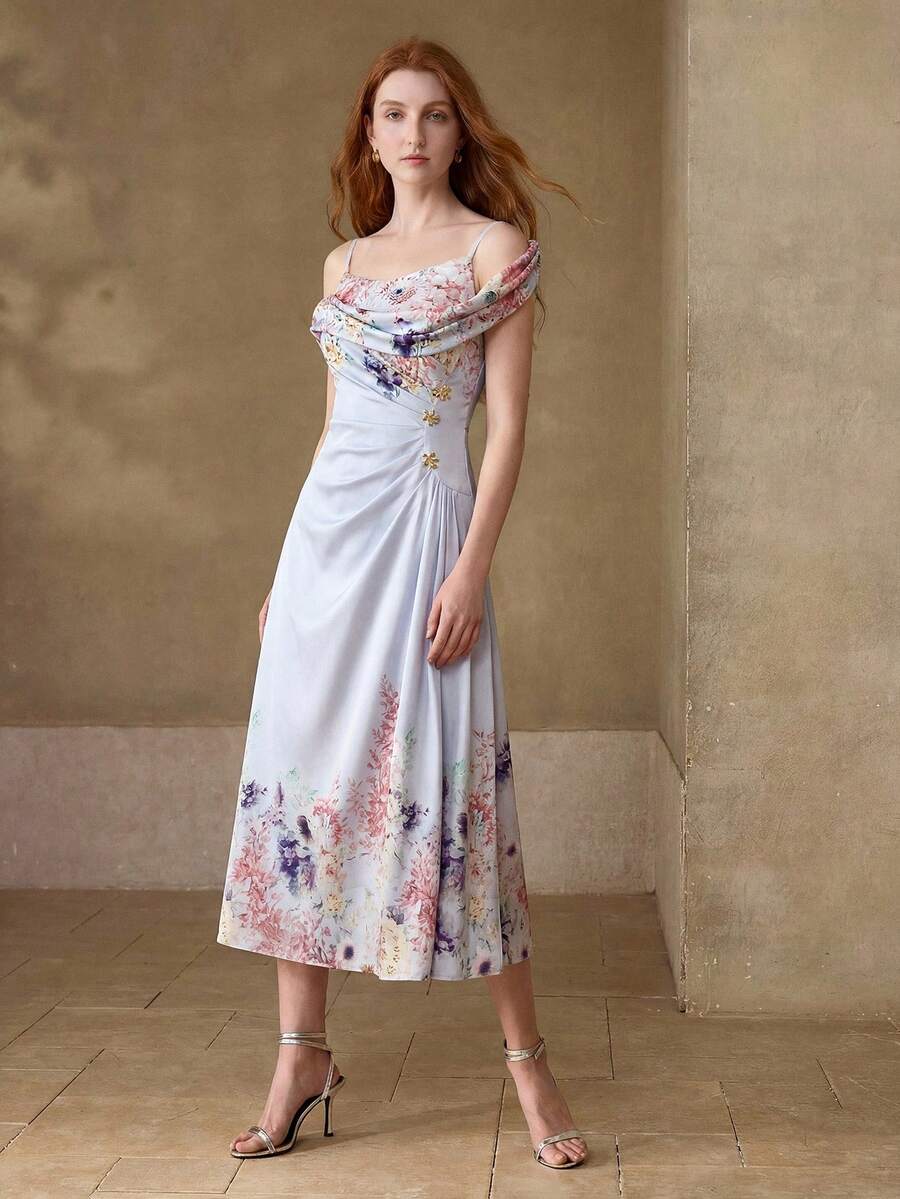 Vestido midi feminino Off White com estampa floral, decote drapeado e alças finas.