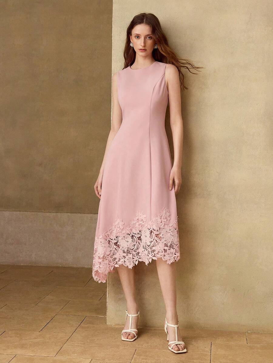 Vestido midi feminino Rosa Chá sem mangas com barra assimétrica em renda floral.