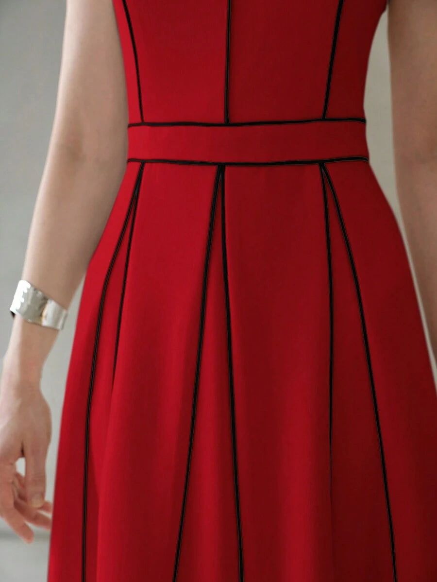 Vestido midi feminino com cintura alta e pregas estruturadas na saia