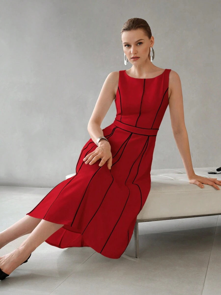 Vestido midi feminino com cintura alta e pregas estruturadas na saia