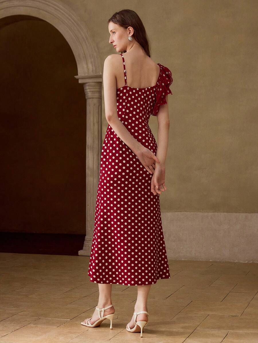 Vestido midi vermelho com poá branco e modelagem sereia
