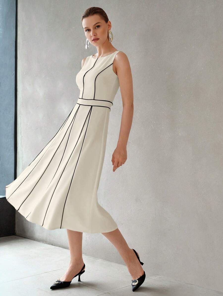 Vestido off white feminino com detalhes pretos e modelagem evasê