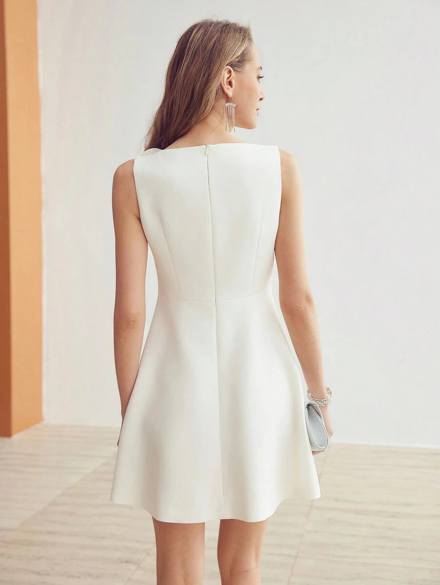 Vestido off white feminino sem mangas com modelagem evasê e flores aplicadas