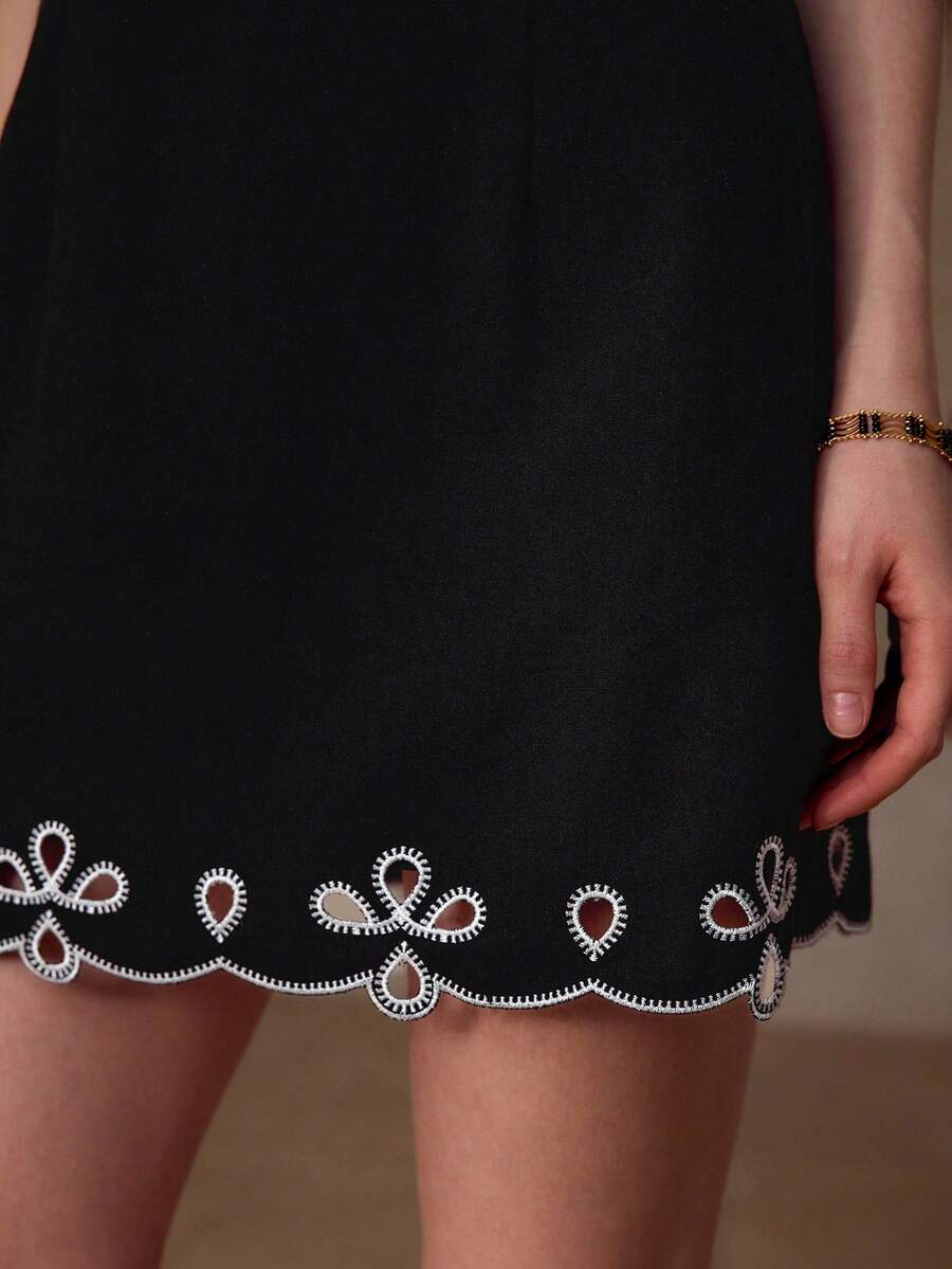 Vestido preto curto elegante sem mangas com acabamento bordado