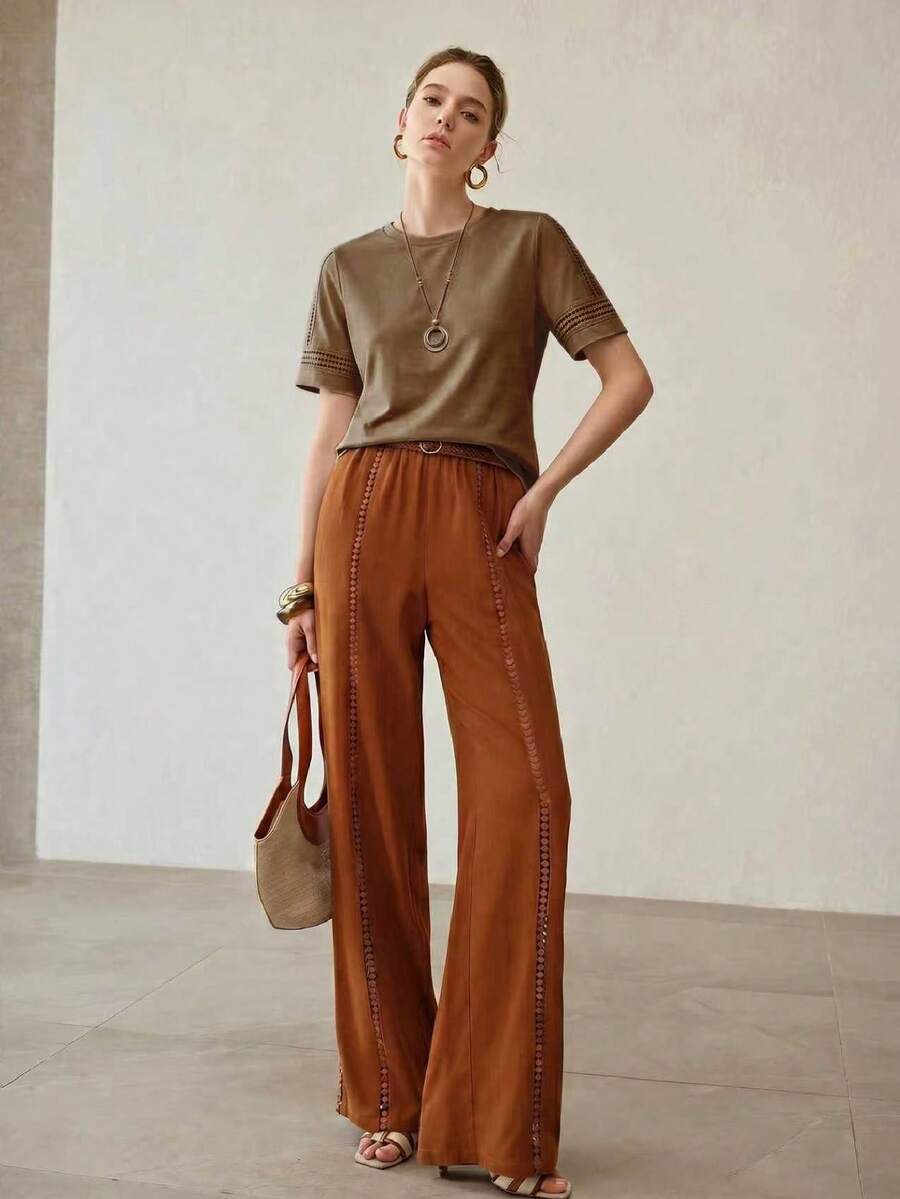 Vista frontal da blusa caqui feminina em algodão com modelagem regular e detalhes vazados nas mangas