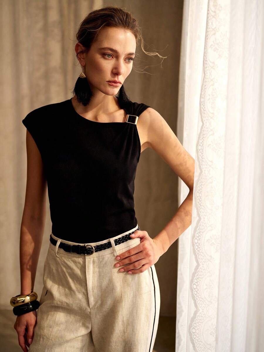 Vista frontal da blusa feminina preta com modelagem de ajuste regular, manga boné e decote assimétrico