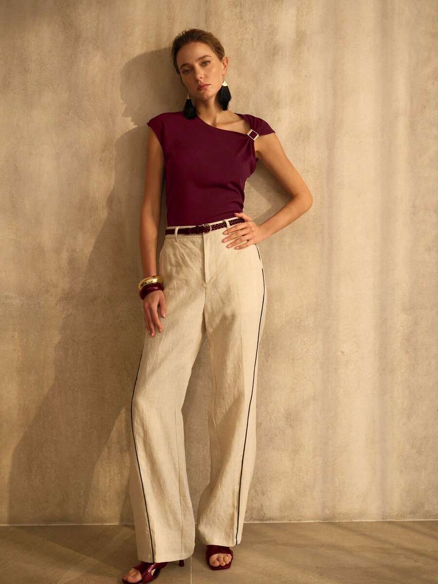 Vista frontal da blusa feminina  vinho com modelagem de ajuste regular, manga boné e decote assimétrico