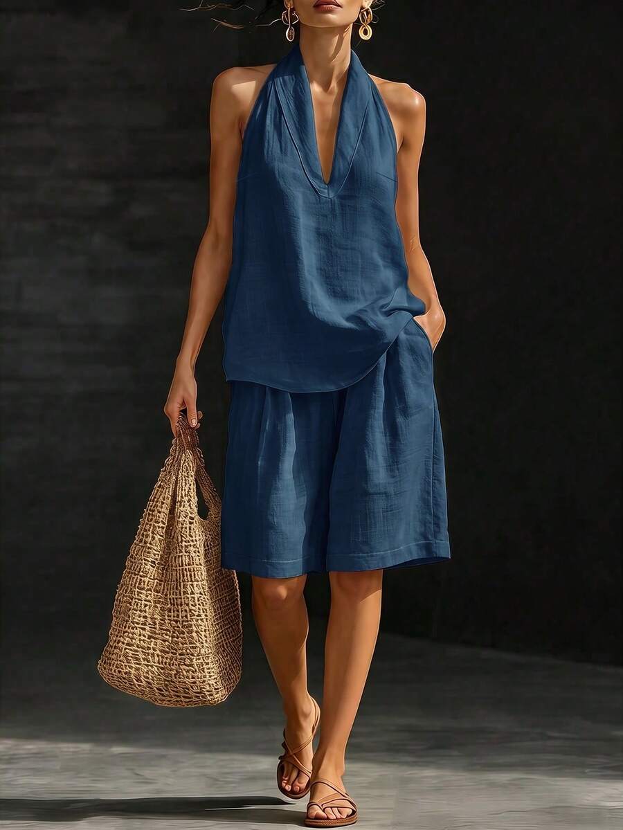Vista frontal do conjunto feminino  Azul com blusa leve e bermuda com bolsos