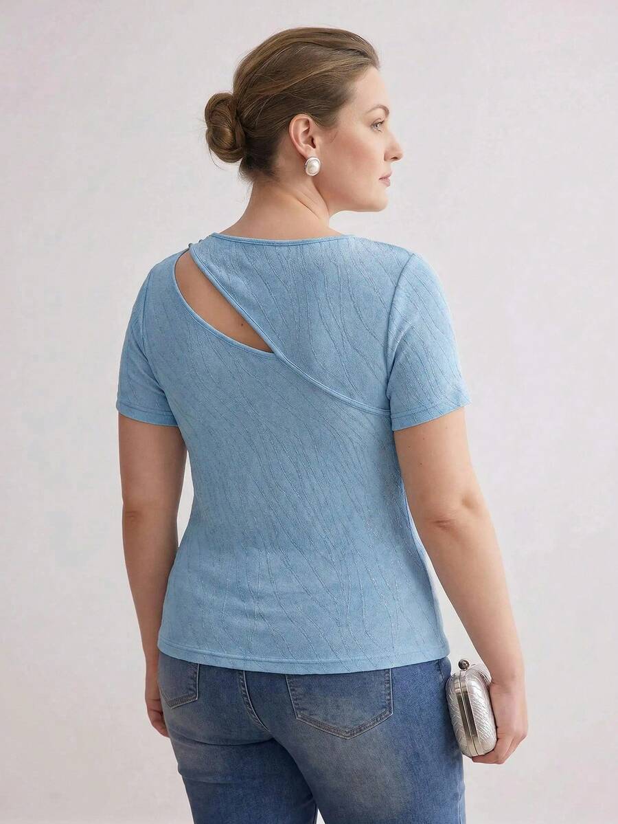 Vista traseira da blusa Plus Size azul com detalhe assimétrico